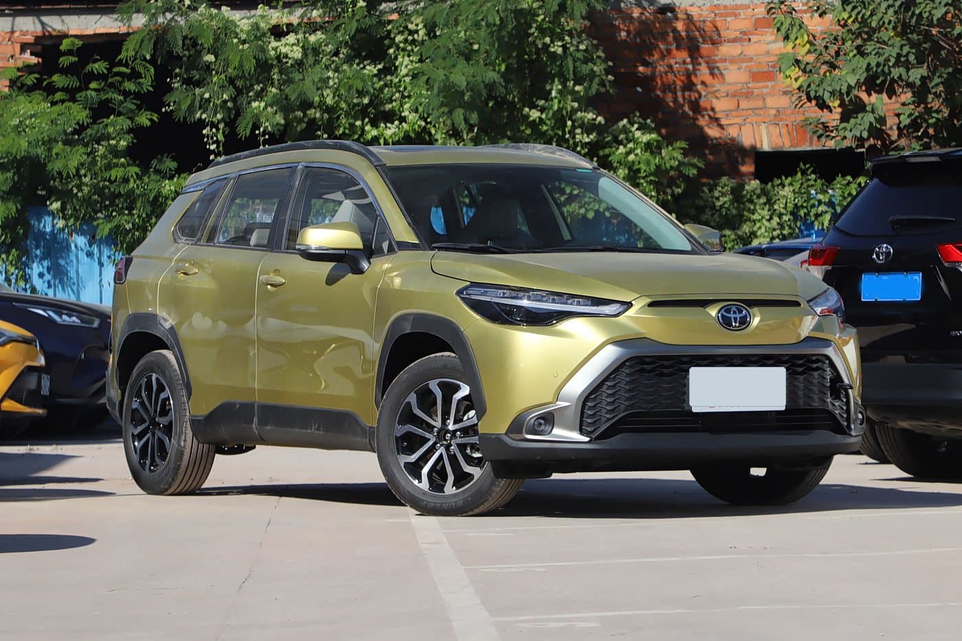 2022 Toyota Frontlander — vue de trois quarts avant, Or ambré, SUV compact pour l’exportation