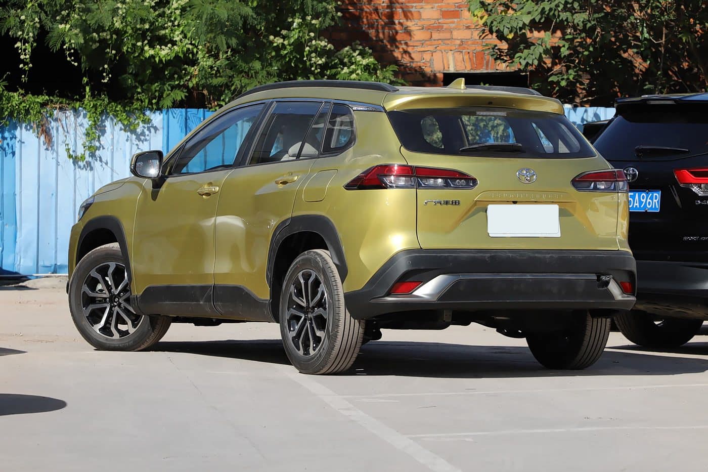 2022 Toyota Frontlander — vue de trois quarts arrière, Or ambré, SUV compact pour l’exportation