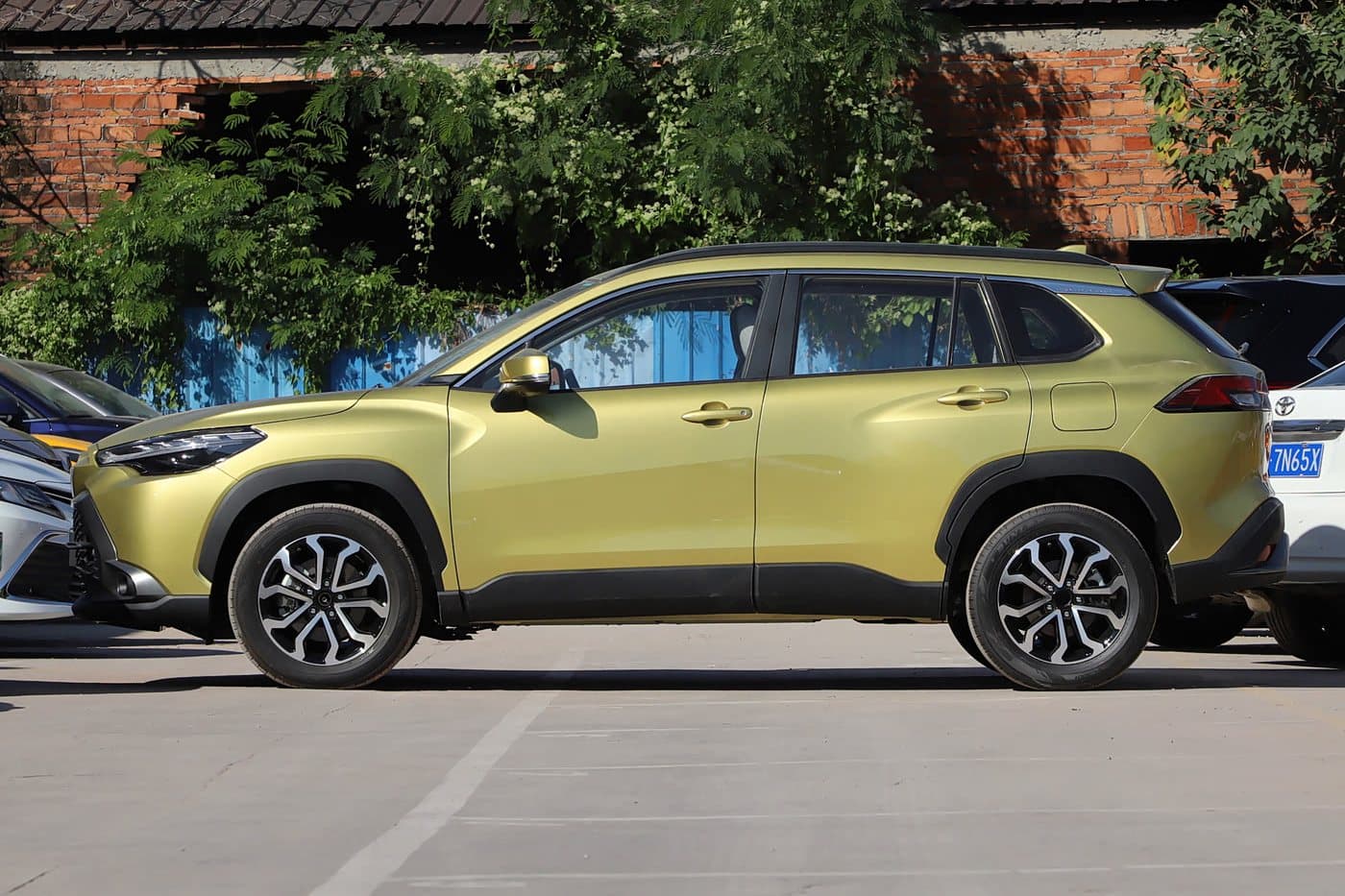 2022 Toyota Frontlander — vue de profil, Or ambré, SUV compact pour l’exportation