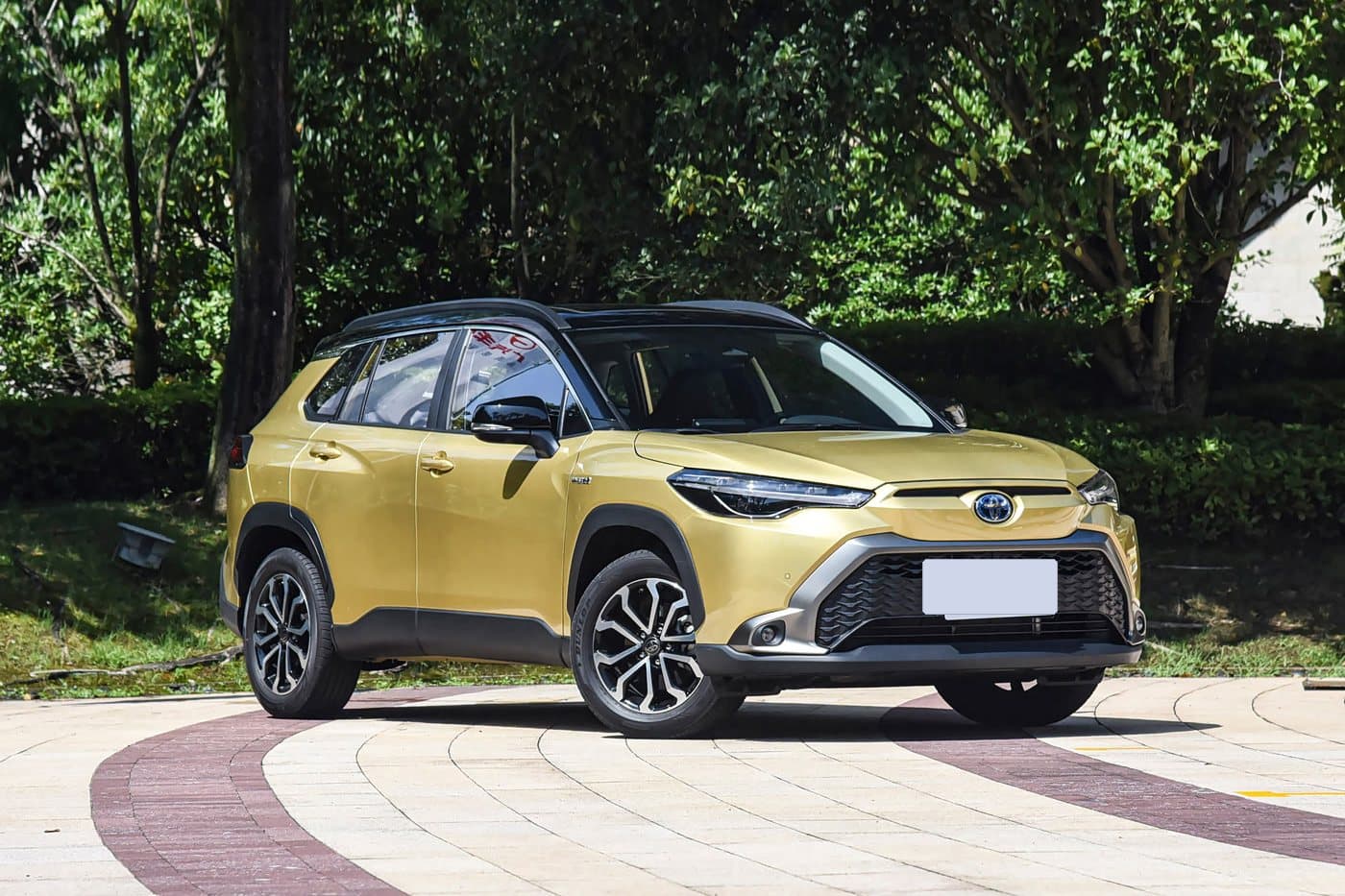 2023 Toyota Frontlander — منظر أمامي جانبي, سقف أسود / ذهبي كهرماني, سيارة SUV مدمجة للتصدير