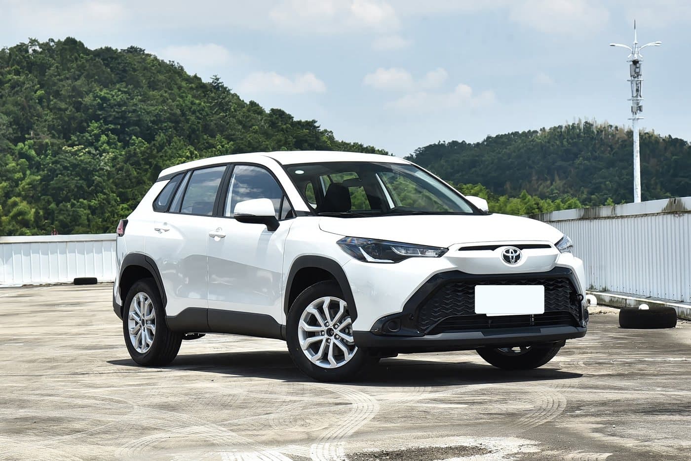 2024 Toyota Frontlander — منظر أمامي جانبي, أبيض لؤلؤي بلاتيني, سيارة SUV مدمجة للتصدير