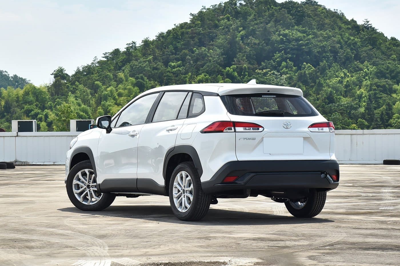 2024 Toyota Frontlander — منظر خلفي جانبي, أبيض لؤلؤي بلاتيني, سيارة SUV مدمجة للتصدير