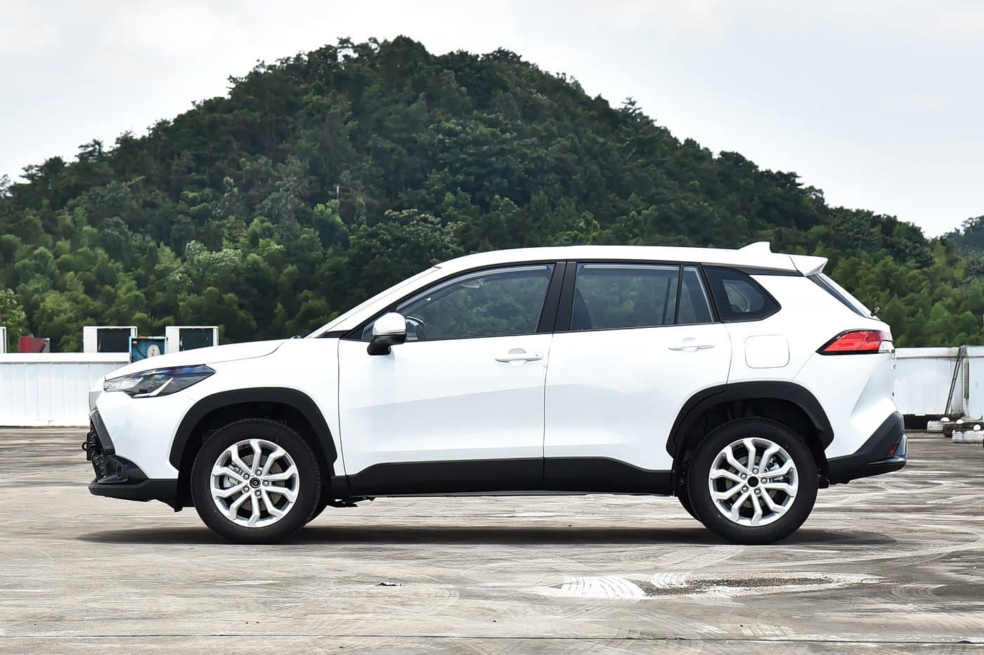 2024 Toyota Frontlander — منظر جانبي, أبيض لؤلؤي بلاتيني, سيارة SUV مدمجة للتصدير