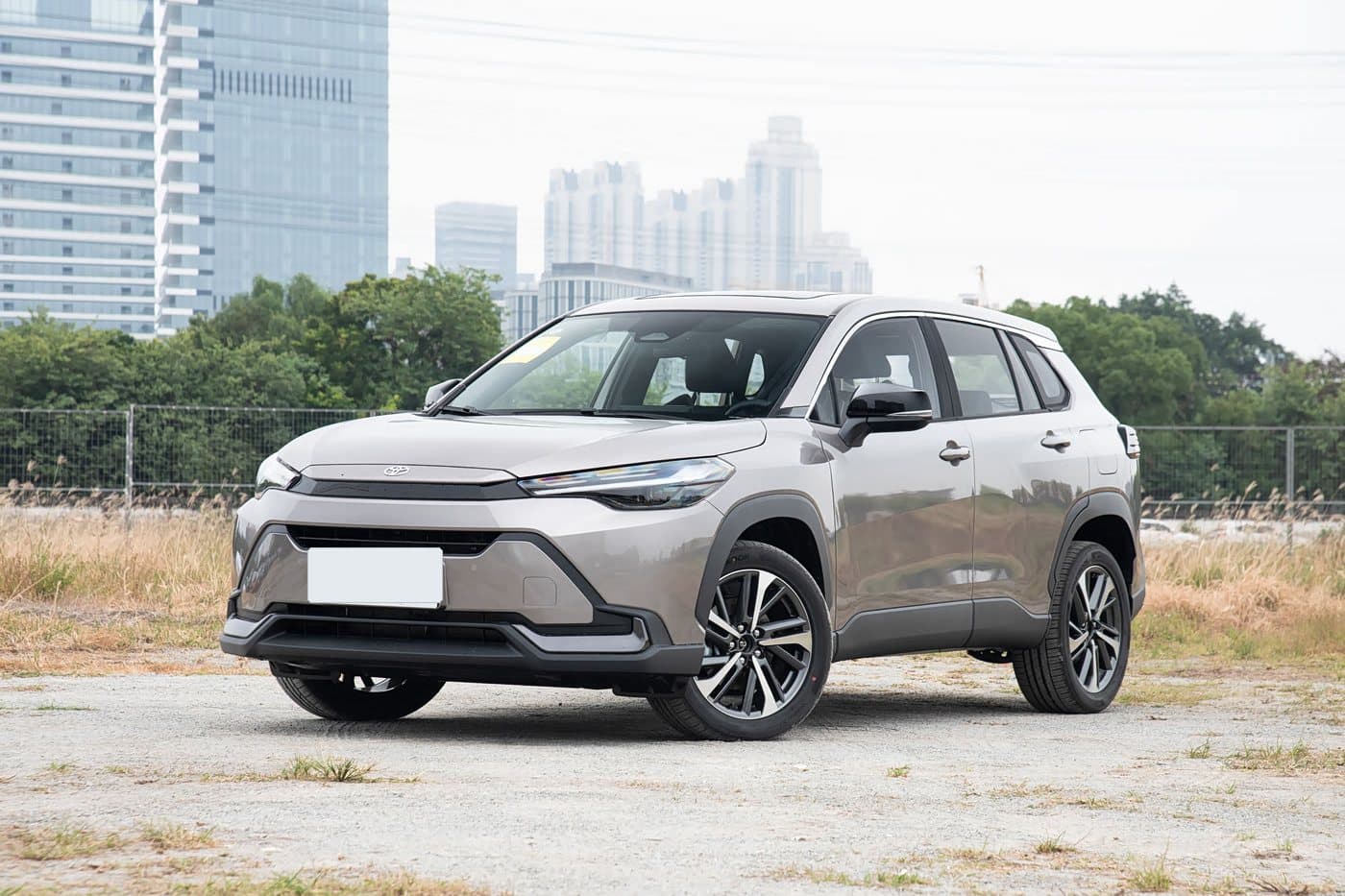 2026 Toyota Frontlander — منظر أمامي جانبي, ذهبي صحراوي, سيارة SUV مدمجة للتصدير